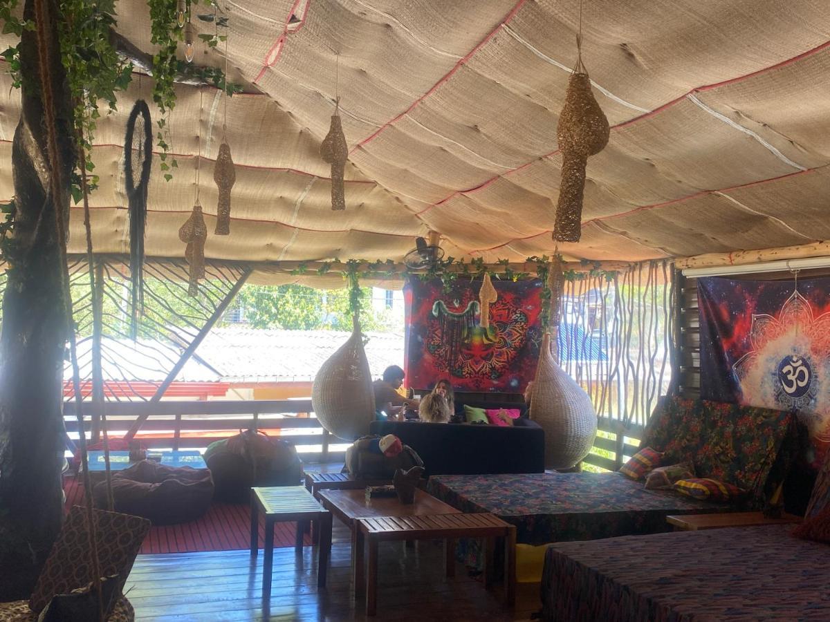 A Lounge Hostel And Cafe Ella Ngoại thất bức ảnh
