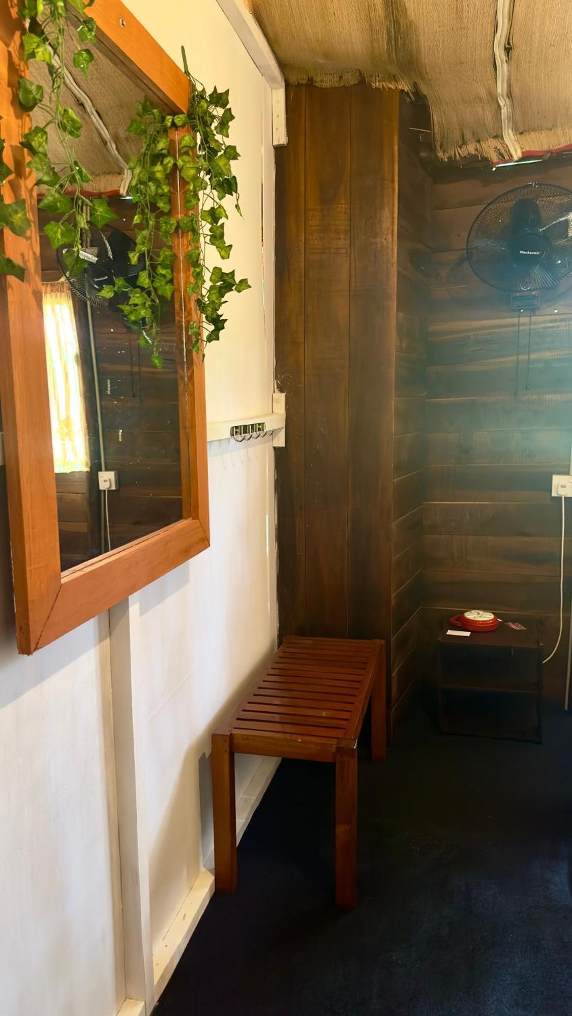 A Lounge Hostel And Cafe Ella Ngoại thất bức ảnh