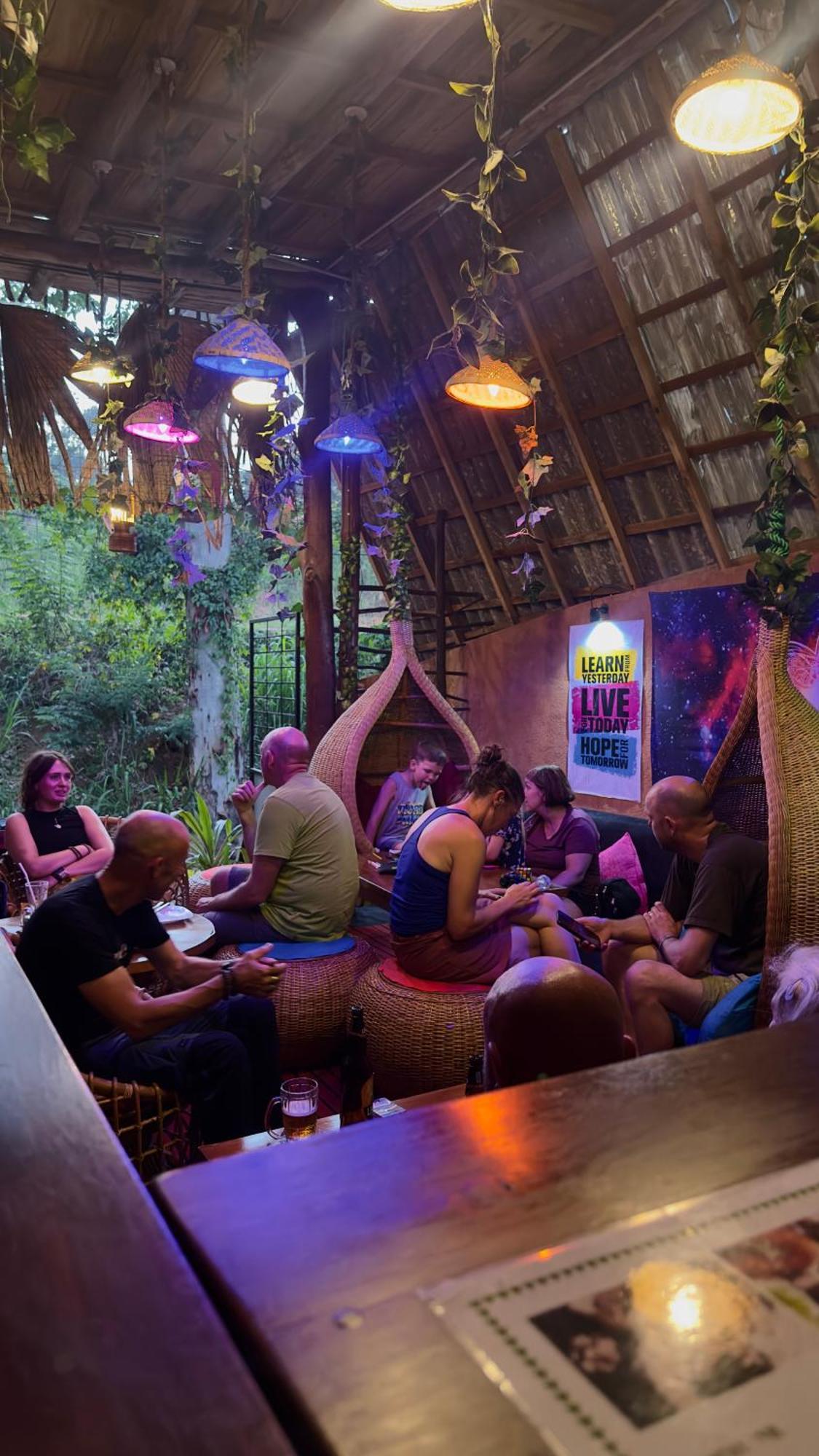 A Lounge Hostel And Cafe Ella Ngoại thất bức ảnh