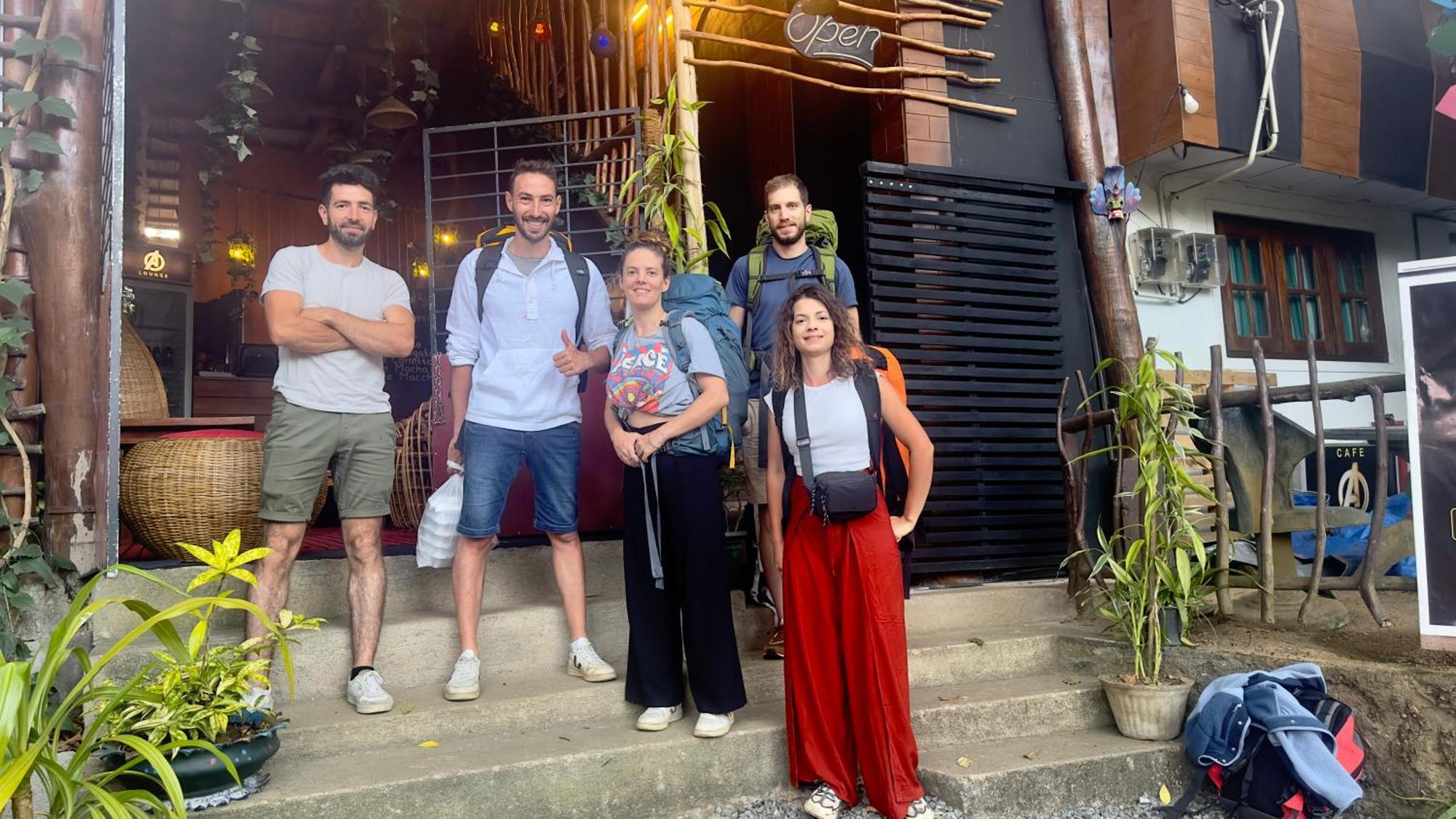 A Lounge Hostel And Cafe Ella Ngoại thất bức ảnh