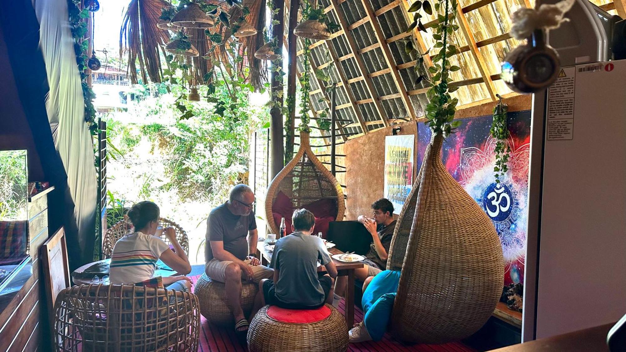 A Lounge Hostel And Cafe Ella Ngoại thất bức ảnh