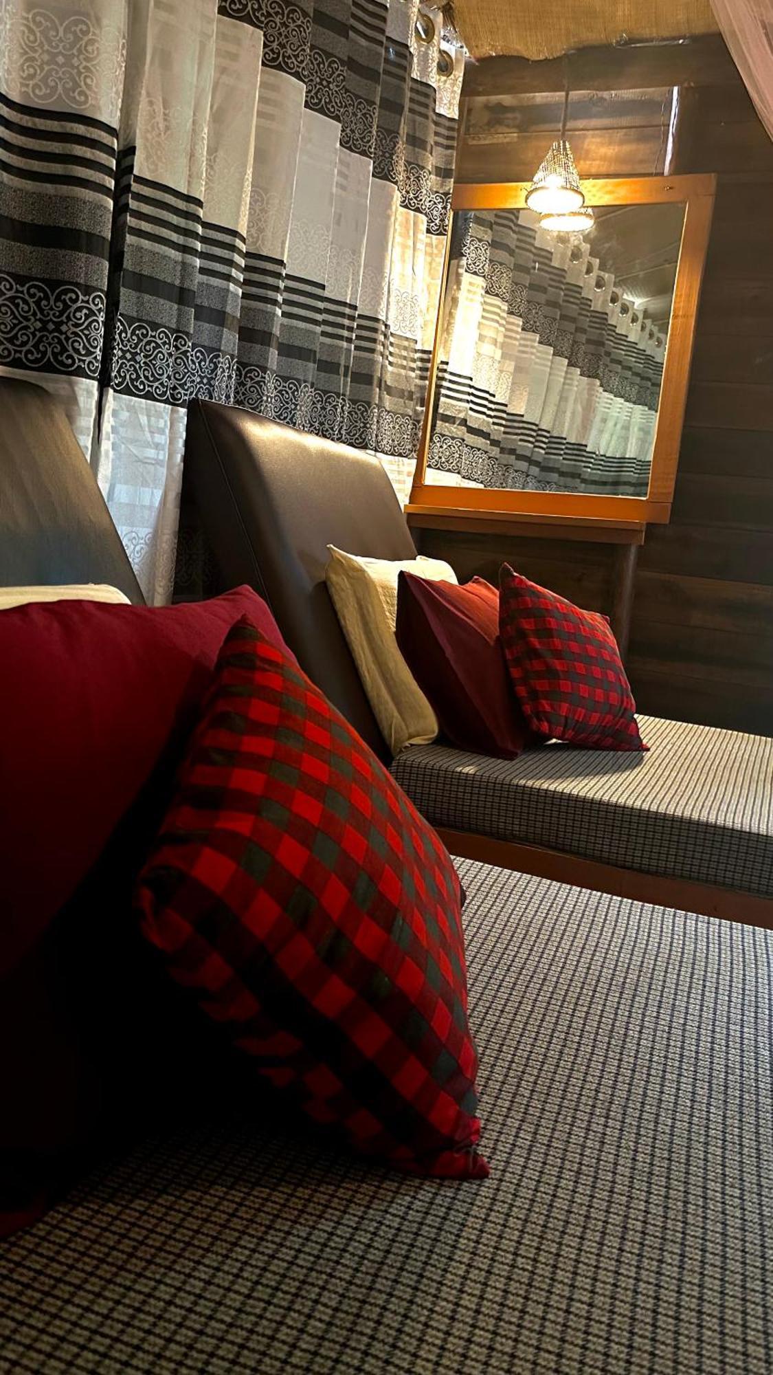 A Lounge Hostel And Cafe Ella Ngoại thất bức ảnh